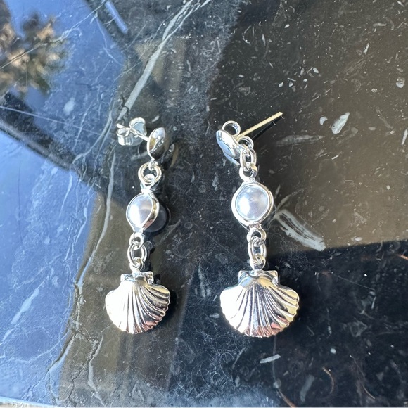 BEACH SILVER Pearl Shell Minimalist Stud GIFT Earrings With Gift Bag - Picture 4 of 5